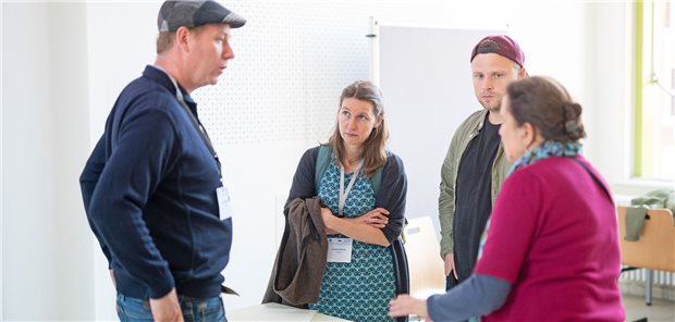 Ärzte und Studierende diskutieren auf dem DEGAM-Kongress über die klimaneutrale Hausarztpraxis.