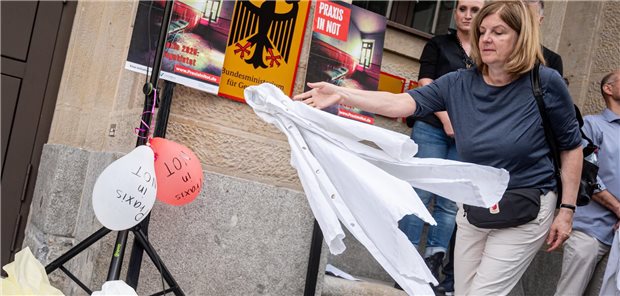 Ärzte werfen bei dem Protestmarsch „Ärzte in Not“ ihre Arztkittel vor das Gesundheitsministerium.
