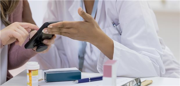 Ärzte wissen eigentlich gar nicht, was sie ihren Patienten mit einer konkreten Digitalen Gesundheitsanwendung rezeptieren, sie konnten es selbst – zum Beispiel über einen Testzugang – noch nie ausprobieren, monieren die Internisten.