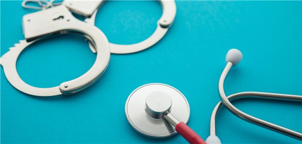 Rheinland-Pfalz testet Telemedizin in Gefängnissen Stethoskop neben Handschallen