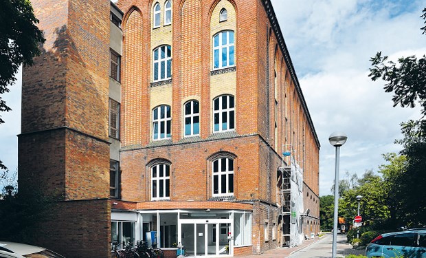 Ärzte behandeln nur - den Papierkram machen andere Ärztehäuser wie die ehemalige Poliklinik in Stralsund gibt es viele. Aber nur wenige haben die Dienstleistungen für die Praxen so gebündelt.