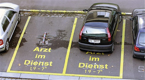 Ärzte und Kassen streiten über Ärztemangel Ärztemangel, nicht nur auf dem Parkplatz: Verbände und Kassen sind sich bei dem Thema uneins.