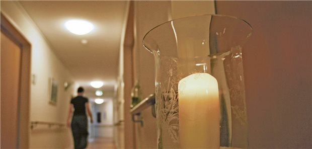 Kondolenzseite für an COVID-19 gestorbene Ärzte und Pflegekräfte Ärzten und Pflegekräften, die sich bei ihrer Arbeit mit SARS-CoV-2 infiziert haben und daran gestorben sind, soll auf einer Internetseite gedacht werden.