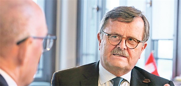 "Mehr Anreize für Apps in der medizinischen Versorgung" Ärztepräsident Professor Frank Ulrich Montgomery im Interview mit ÄZ-Chefredakteur Wolfgang van den Bergh.