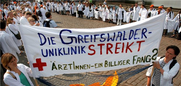 2006 – Das Jahr, in dem die Ärzte auf die Straße gingen Etwa 500 Mediziner der Universitätskliniken in Rostock und Greifswald protestieren am Donnerstag (15.06.2006)