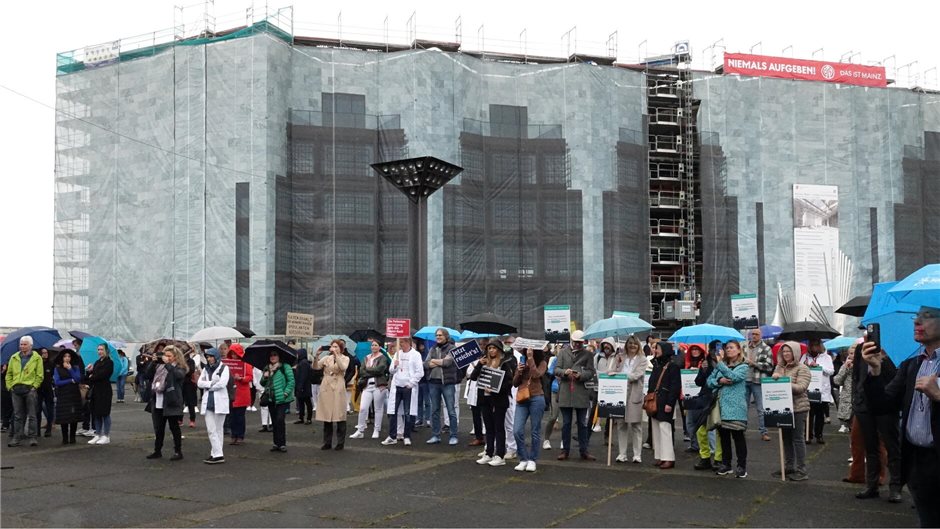 Ärzteprotest vor der Rheingoldhalle in Mainz: Der Ort war ganz bewusst gewählt, ...