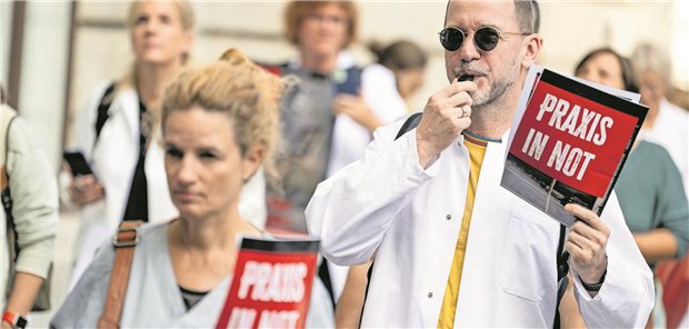 Viele Praxen sollen ab Mittwoch aus Protest geschlossen bleiben Ärzteproteste bei Praxisschließungen am 2. Oktober: Zwischen den Jahren soll es nun erneut Praxisschließungen geben. (Archivbild)