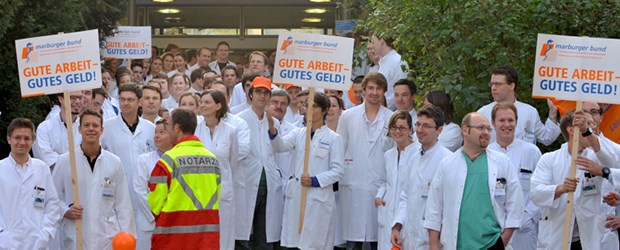 Streiks könnten ausfallen Ärztestreik im vergangenen September in München: Ein ähnliches Bild könnte den kommunalen Kliniken womöglich erspart bleiben.
