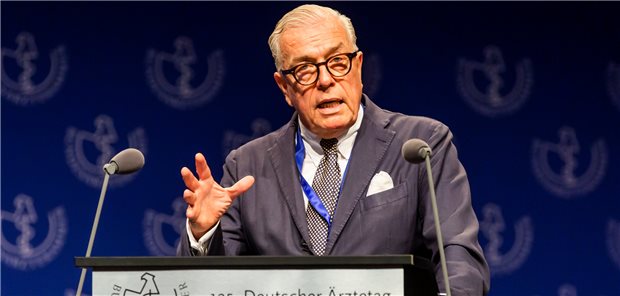Ärztetag soll ein starkes Signal an die Koalitionäre senden: BÄK-Präsident Dr. Klaus Reinhardt bei der Eröffnungsrede in Berlin.