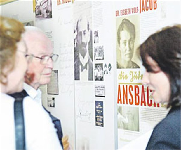 Dokumentieren, was man nicht begreifen kann Ärztetags-Delegierte vor Ausstellungstafeln in Nürnberg.