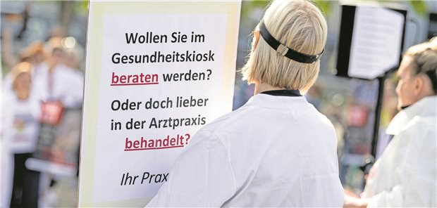 Virchowbund droht mit längeren Praxisschließungen im Januar Ärzteverbände haben aufgerufen, aus Protest gegen die Gesundheitspolitik die Praxen nach Weihnachten zu schließen. Bundesgesundheitsminister Karl Lauterbach (SPD) hat mit Unverständnis reagiert. Der Virchowbund droht mit einer Eskalation der Proteste – hier Ärzte bei einem Protestmarsch in Berlin im Oktober dieses Jahres.
