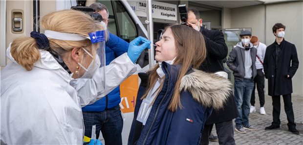 Corona-Testmobil für hessische Schulen geht an den Start Ärztin Frauke Rieger nimmt am mobilen Testcenter der KV Hessen vor dem Königsteiner Taunusgymnasium einen Corona-Schnelltest bei einer Schülerin vor.