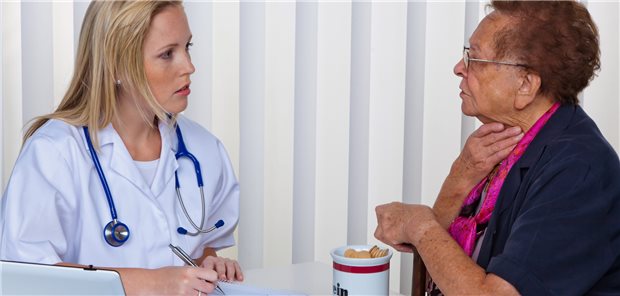 Ärztin-Patientin-Gespräch: Befunde zu möglichen Krankheiten sind nicht immer einfach zu verstehen und die Aussagen zum damit verbundenen Risiko womöglich noch weniger (Symbolbild mit Fotomodellen).