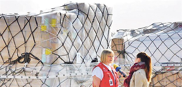 Ebola-Hilfsflug auf dem Weg nach Liberia Ärztin Sabine Kirchner aus Stollberg in Sachsen wird die Güter von Humedica nach Monrovia begleiten.