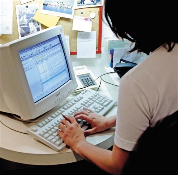 Hängepartie um AOK-Vertragssoftware Ärztin am Computer: Ohne die passende Software können Hausärzte nicht am AOK-Vertrag in Baden-Württemberg teilnehmen.