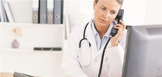 Ärztin am Telefon: Um Kontakte mit Infizierten zu reduzieren, dürfen Patienten nun wieder auf diesem Wege krankgeschrieben werden. Aber die Telefonberatung kann nicht abgerechnet werden.