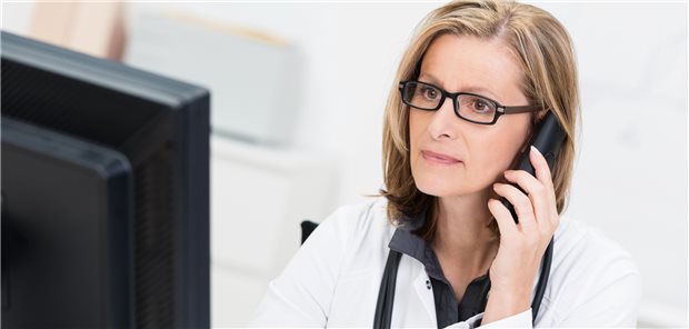 Ärztin am Telefon und am PC: Die Kontaktaufnahme mit Patienten erfolgte während der Jahre 2020 und 2021 aufgrund der Pandemie viel häufiger als zuvor ausschließlich per Telefon – oder auch über Videosprechstunde.