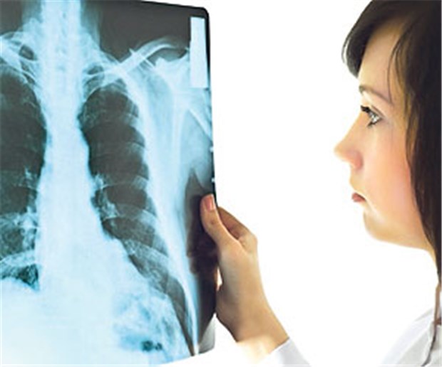 Plädoyer für PCT-Schnelltests Ärztin auf der Suche nach Zeichen einer Pneumonie. Gezielte Diagnostik erleichtert die Entscheidung: Antibiotika ja oder nein?