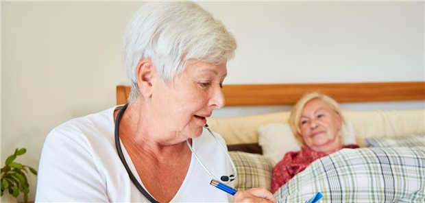 Ärztin beim Hausbesuch im Altenheim