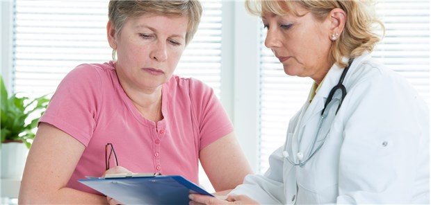 Ärztin berät Patientin: 3 DDG-zertifizierte Programme zu Insulinpumpen, rtCGM und iscCGM geben Patienten beispielsweise Wissen über aktuelle Diabetes-Themen mit. (Symbolbild)