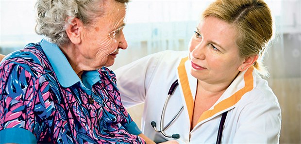 Pflicht zur engeren Zusammenarbeit geplant Ärztin im Patientengespräch. Die ambulante Versorgung in Pflegeheimen soll gestärkt werden.