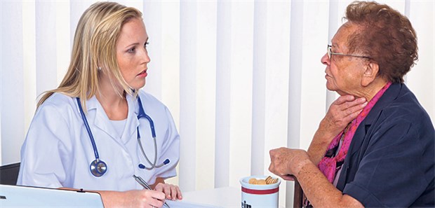 Wird Aufkauf von Praxen für KVen zur Pflicht? Ärztin im Patientengespräch. Über- und Unterversorgung sind wieder im Fokus der Politik.