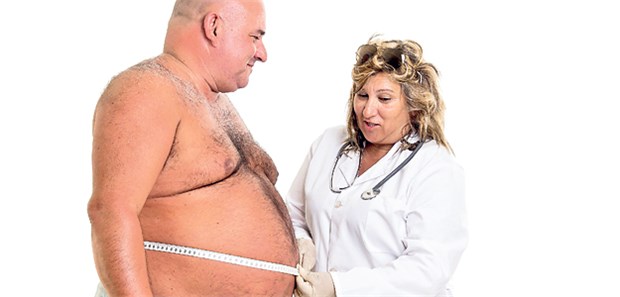Der Rat "Mehr bewegen!" reicht nicht Ärztin misst beim Patienten den Bauchumfang.