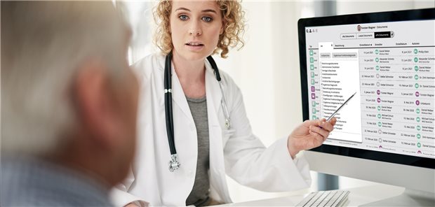 Ärztin mit Patient und Akte am Monitor: Wie viel Eigenentwicklung soll in der E-Patientenakte der gematik in Zukunft stecken? Oder sollen nur die Schnittstellen gut definiert sein?
