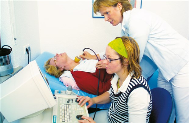 Assistenzärzte in der Praxis erhalten deutlich mehr Geld Ärztin und Assistentin in der Weiterbildung zum Facharzt für Allgemeinmedizin bei einem Check-up.