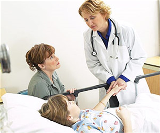 Rasche NAI-Therapie verbessert Überlebenschancen Ärztin und besorgte Mutter bei einem Kind am Krankenbett in der Klinik.
