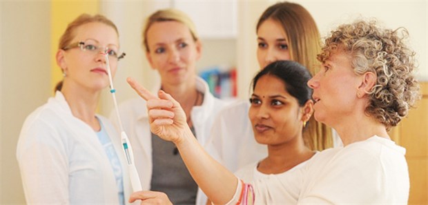 Wenn Zahlen sprechen könnten Ärztinnen in der Weiterbildung. Auf dem Weg nach oben wird die Luft für Frauen oft noch sehr dünn.