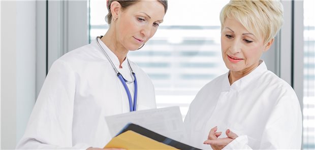 Bündnis: Brauchen mehr Frauen in Führungsetagen der Gesundheitsbranche! Ärztinnen sind eindeutig auf dem Vormarsch. Doch in Führungspositionen spiegelt sich das nicht wider. Eine paritätische Besetzung wichtiger Stellen könnte das ändern.
