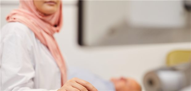 Ärztin mit Kopftuch und ein Patient