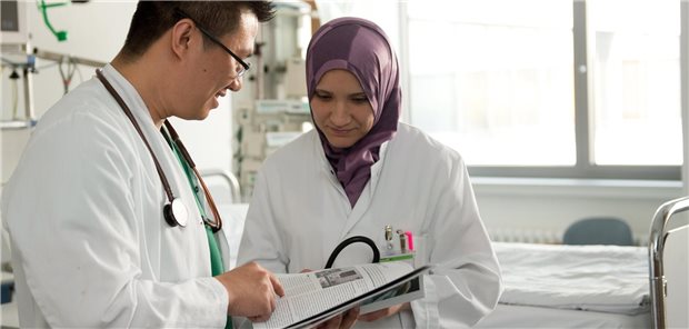 Ärztinnen und Ärzte aus Drittstaaten müssen bisher in Deutschland ein aufwändiges Verfahren der Anerkennung ihrer Berufsqualifikation durchlaufen. Ein Gesetzentwurf des BMG hat das Ziel, diese Verfahren zu beschleunigen.