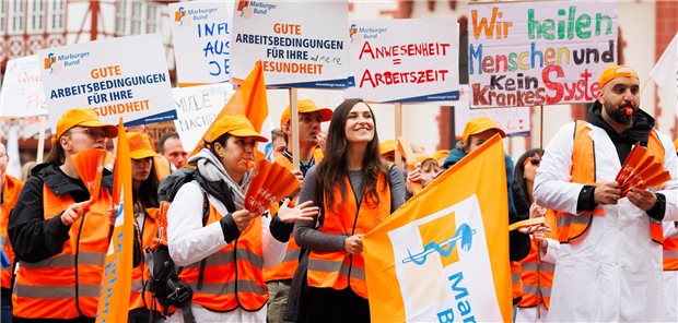 Marburger Bund lässt über Streiks an kommunalen Kliniken urabstimmen Ärztinnen und Ärzte demonstrierten im September auf dem Frankfurter Römerberg für höhere Gehälter und bessere Arbeitsbedingungen. Der Marburger Bund hatte bundesweit Ärztinnen und Ärzte an kommunalen Krankenhäusern zu Warnstreiks aufgerufen.