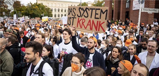 Charité zu Tarifverhandlungen: Akzeptieren Forderungen „weitgehend“ Ärztinnen und Ärzte der Berliner Charité gingen Anfang Oktober auf die Straße.
