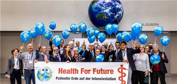125. Deutscher Ärztetag: Der Ticker zum Nachlesen Ärztinnen und Ärzte für die Zukunft: Aktivisten von Health for Future und das Präsidium der Bundesärztekammer setzen am Dienstag vor dem Ärztetag in Berlin ein Zeichen.