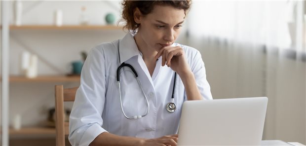 Eine Ärztin sitzt am PC.