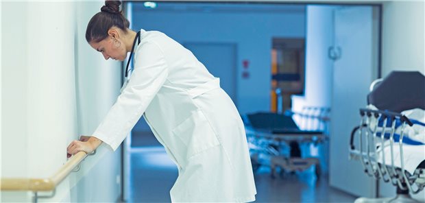 Hessische Ärzte durch Belastungen in der Pandemie teils nahe am Burnout Ärztinnen und Ärzte kurz vor dem Burnout – einigen Kolleginnen und Kollegen in Hesse gehe es angesichts der stetigen Belastung in der Pandemie bereits so, berichtet die Landesärztekammer Hessen.