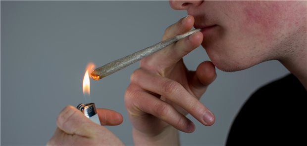 Ärztinnen und Ärzte sollten ihre Patienten fragen, ob sie Cannabis konsumieren. Denn laut einem aktuellen systematischen Review besteht eine Assoziation mit einem Risiko für schwere kardiovaskuläre Ereignisse.