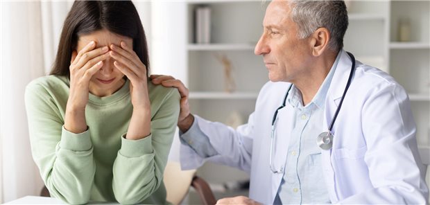 Ein Arzt tröstet eine Patientin.