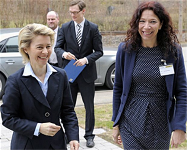 Eine Ärztin nimmt Anlauf für den Landtag Ärztinnen und CDU-Politikerinnen unter sich: Bundesarbeitsministerin Ursula von der Leyen (links) besucht Lisa Federle (rechts) im Wahlkampf in Tübingen. In der Unistadt ist der Wahlkampf auch von Politpromis geprägt.