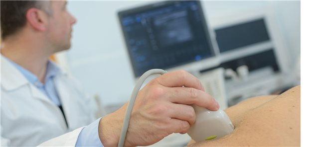 Ärztliche Untersuchung: Auf der Suche nach Ursachen für scheinbar unerklärliche Bauchschmerzen.