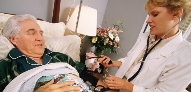 Gemeinsame Visiten im Pflegeheim Ärztliche Untersuchung: Wenn Ärzte regelmäßig zu Bewohnern ins Pflegeheim kommen, können Klinikaufenthalte reduziert werden.