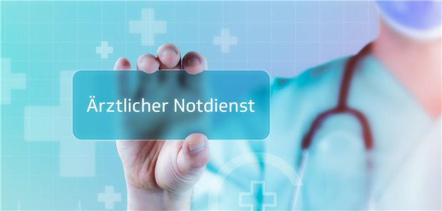 Ärztlicher Notdienst. Arzt hält virtuelle Karte in der Hand. Medizin digital