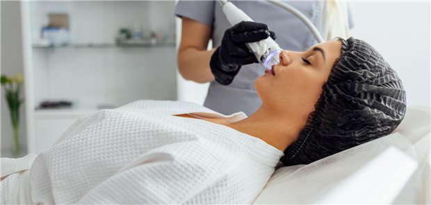 Ästhetische Hautbehandlung beispielsweise die Behandlung von Falten können in der Dermatologie mit dem Laser oder der Blitzlampe erfolgen. Eine optimale Behandlung mit diesen Geräten umfasst auch das Management von typischen Nebenwirkungen oder Komplikationen.