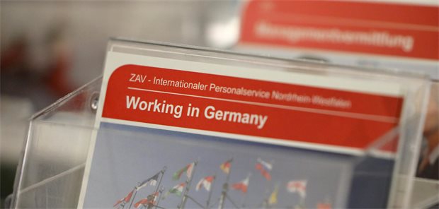 Das Foto zeigt Werbematerialien der Zentralen Auslands- und Fachvermittlung: Aufschrift: Working in Germany.