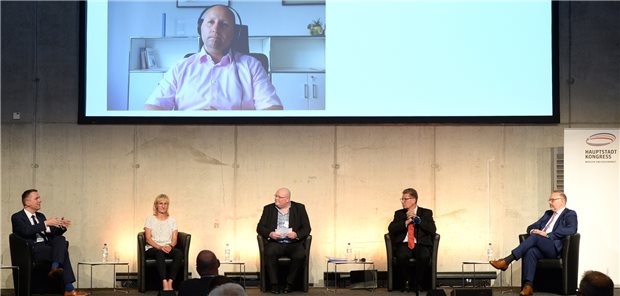 Datenschutzbeauftragte: „Nicht die Technik, sondern der Mitarbeiter ist das Problem“ Agilität und Cybersicherheit – zwei Seiten einer Medaille. Darüber diskutierten auf dem Hauptstadtkongress (v.l.): Christian Klose (gematik), Heike Thielmann (AOK Nordost), Moderator Matthias Wallenfels (Ärzte Zeitung), Professor Axel Ekkernkamp (BG-Kliniken), Christoph Ingelfinger (Cisco Systems GmbH) und der zugeschaltene Jens Schulze (Universitätsklinik Frankfurt).