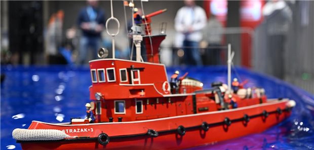 Rotes Modellbauschiff mit Figuren drauf: Schiffsmodellbauer präsentieren ihre Fahrzeuge während der Thüringer Modellbaumesse „Modell Leben“
