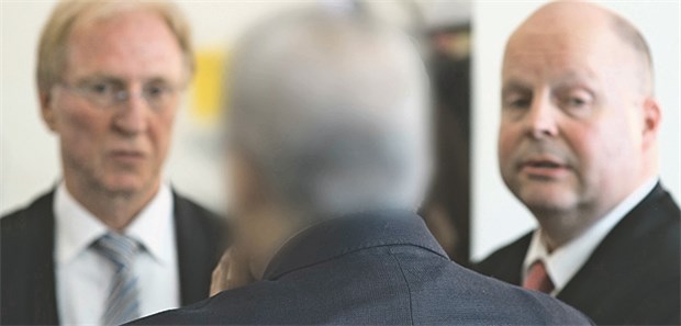 'Die nötigen Konsequenzen wurden gezogen' Aiman O. (M.) nach dem Urteil im Gespräch mit seinen Verteidigern.